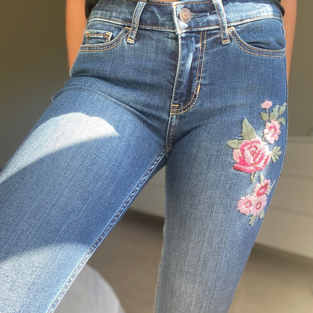 HOLLISTER EMBROIDERED FLORAL JEANS
